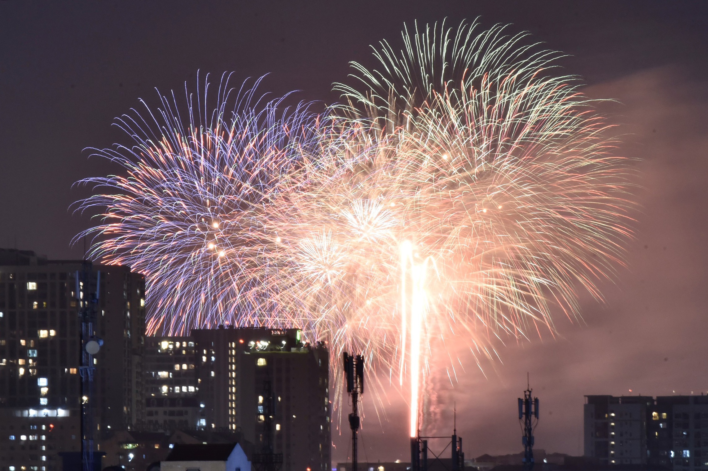 Nguoi dan TP.HCM ngam phao hoa chao nam moi 2020 hinh anh