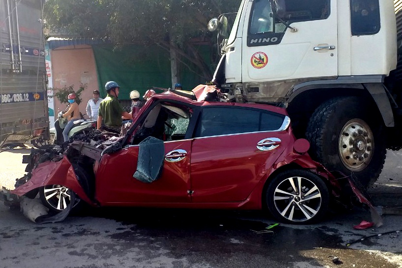 Xe tai tong bep dum oto dung cho den do hinh anh