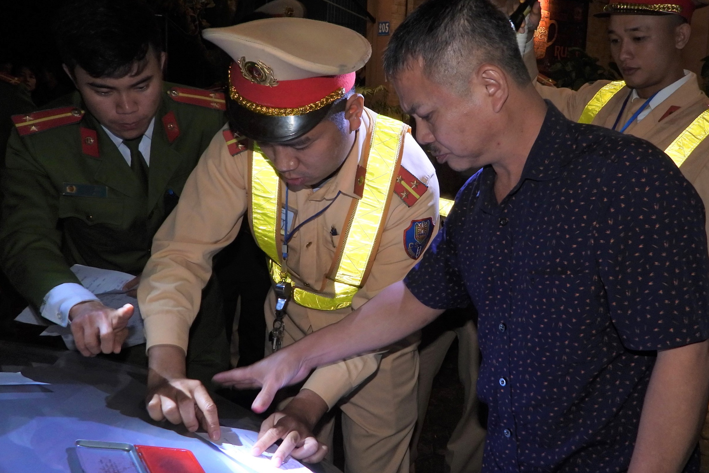 Tam giu tai xe danh CSGT khi bi kiem tra nong do con hinh anh