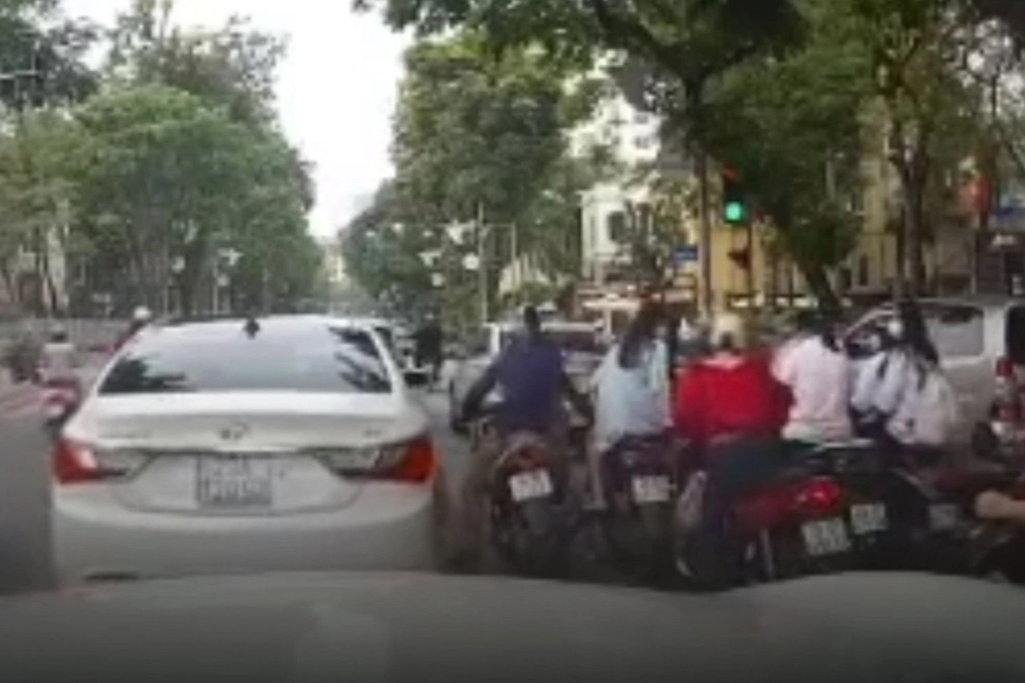 Camera ghi lai nhom dan canh trom cap tren pho hinh anh