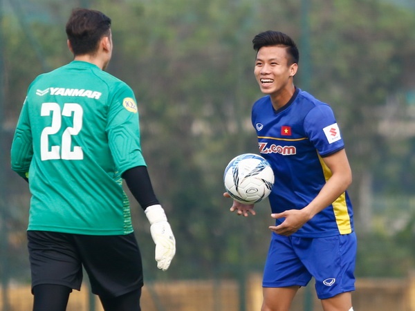 Bui Tien Dung va Nguyen Quang Hai tap trung muon o DTVN hinh anh