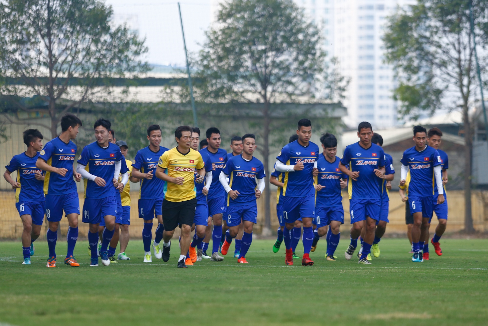Tien Dung,  Quang Hai vang mat o doi tuyen vi di du anh 1