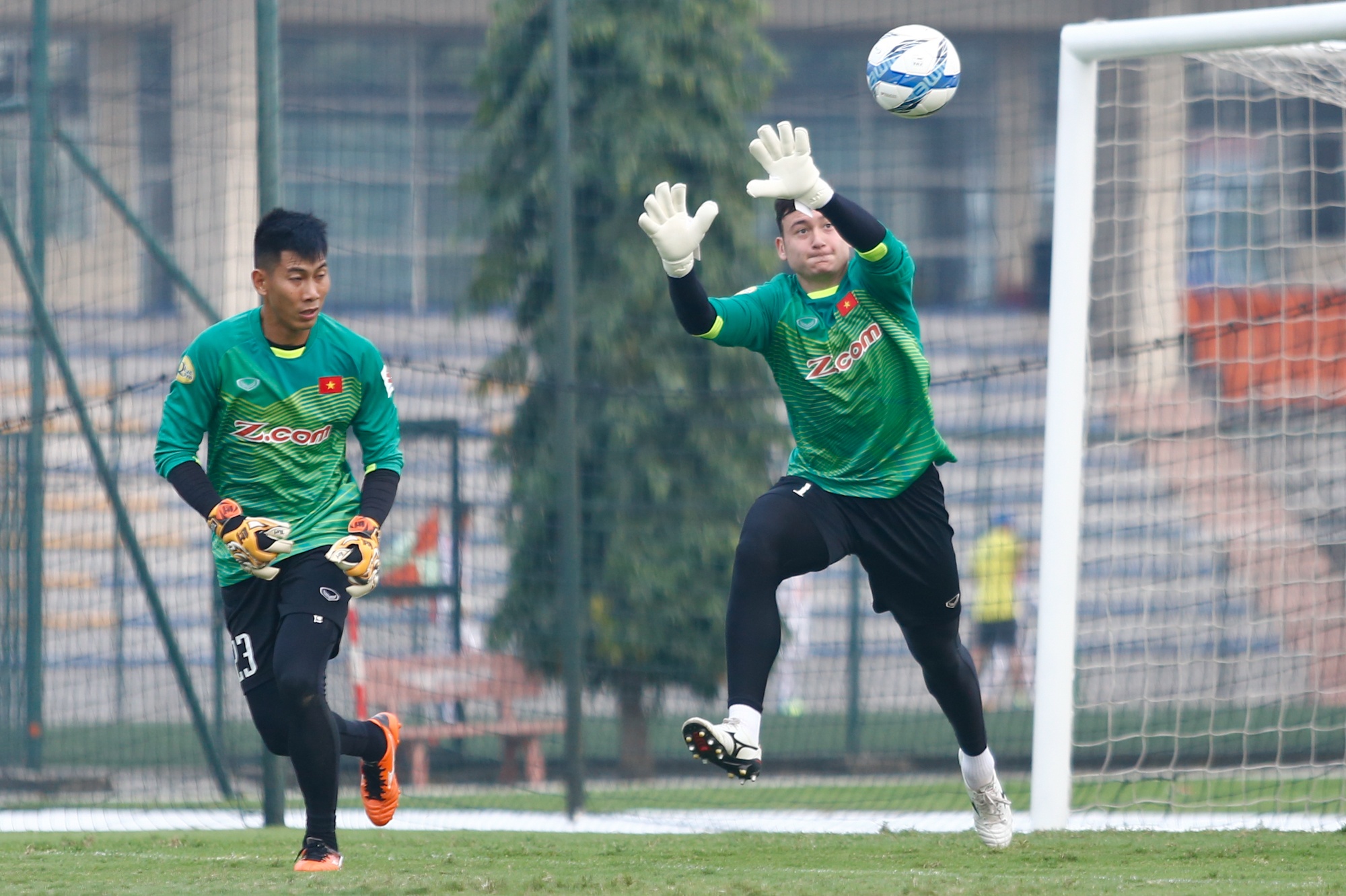 Tien Dung,  Quang Hai vang mat o doi tuyen vi di du anh 8