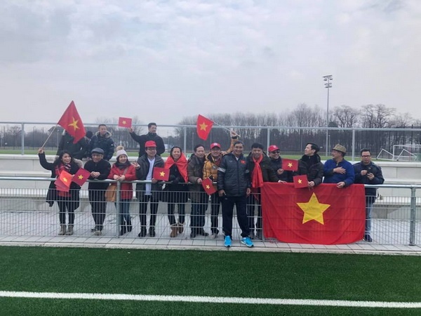 Tuyen nu Viet Nam cam hoa nu Bayern Munich hinh anh