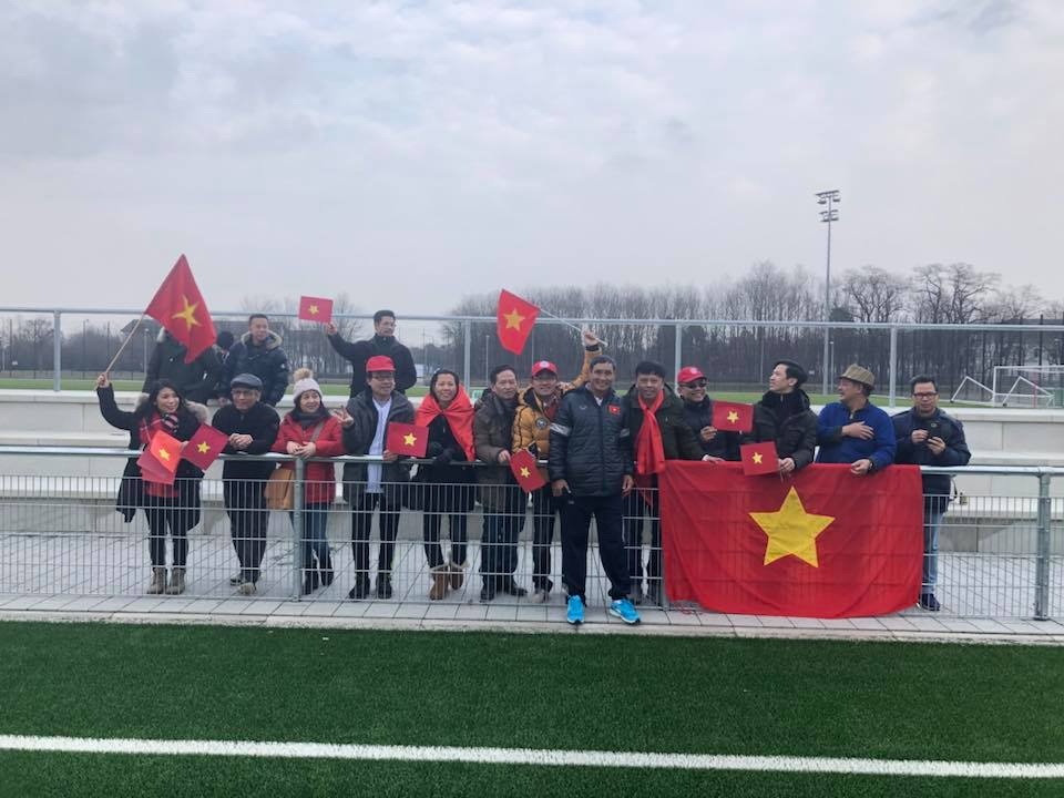 Tuyen nu Viet Nam cam hoa Bayern Munich hung manh anh 1