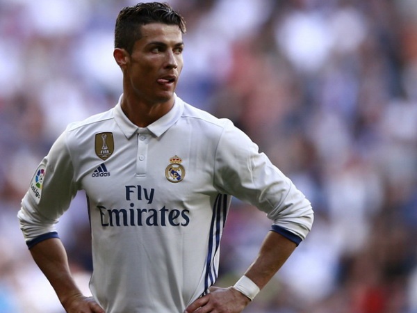 Ai cho Ronaldo co quyen chanh choe o Real Madrid? hinh anh