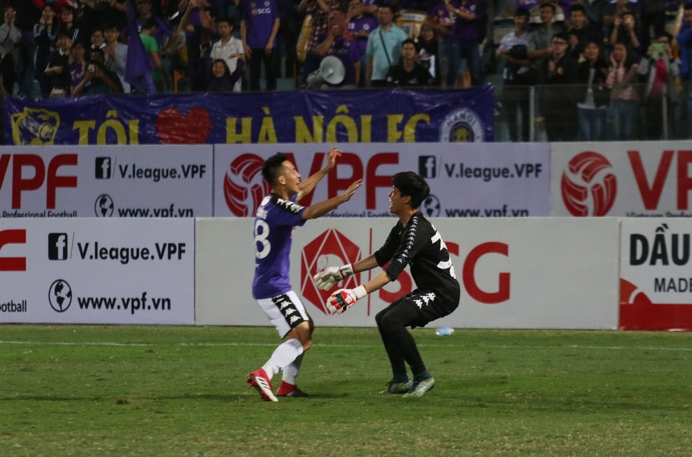 Phi Minh Long toa sang,  CLB Ha Noi vao vong 1/8 Cu anh 2