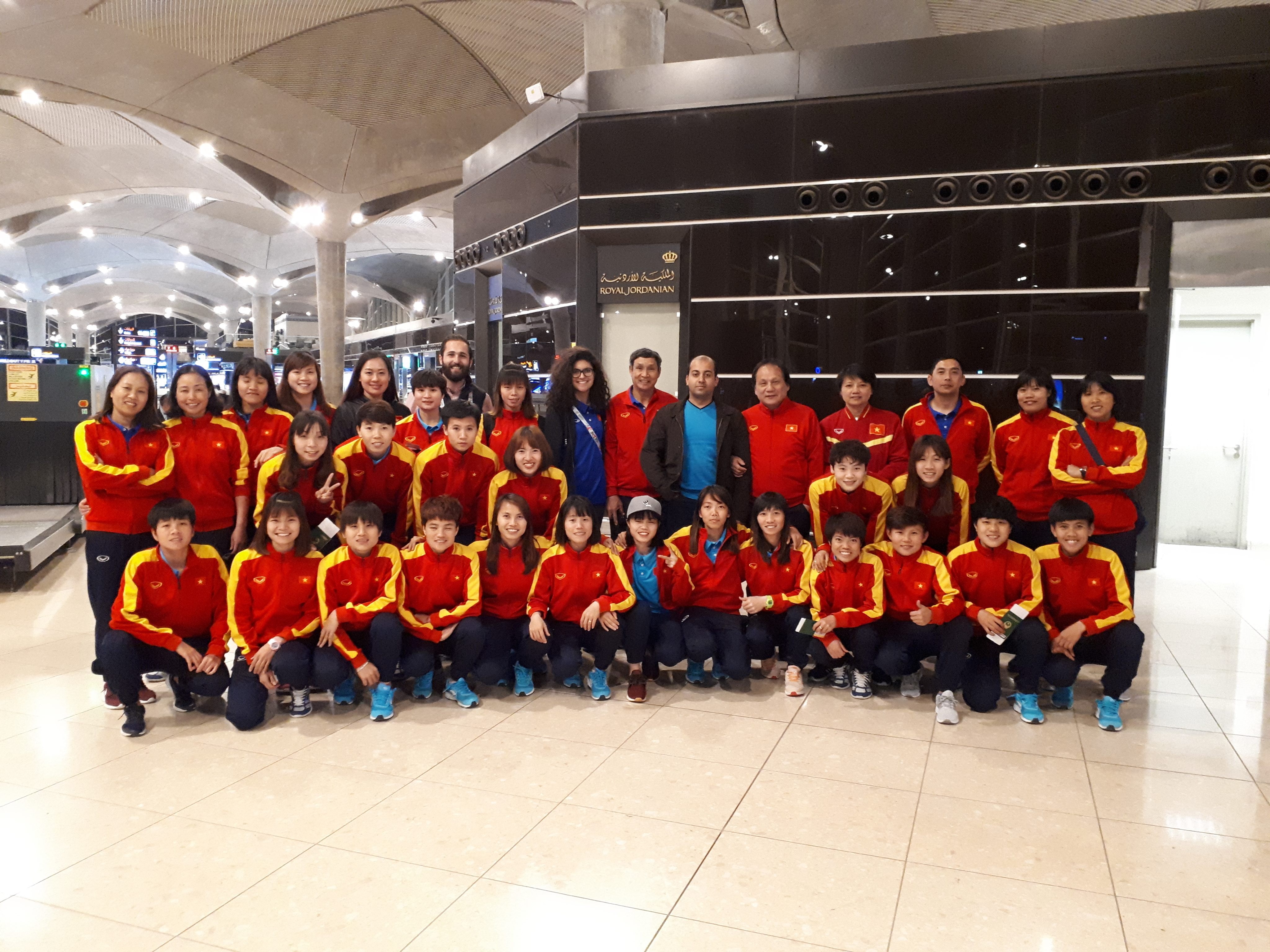 Tuyển nữ Việt Nam an toàn rời Trung Đông ảnh 1 Tuyen nu Viet Nam an toan roi Trung Dong anh 1