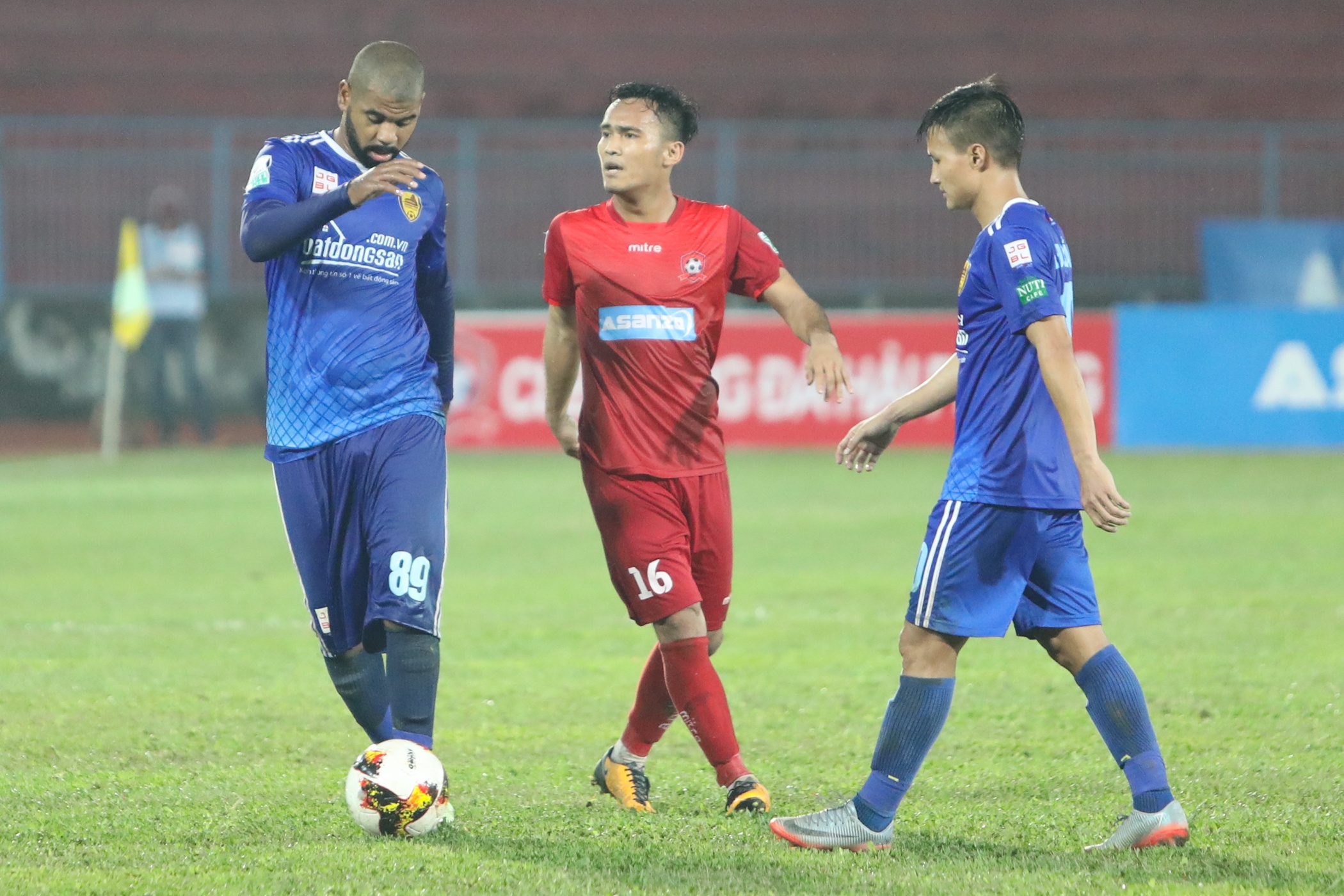 Viet Hoang bat luc,  Hai Phong thua 3 tran anh 10