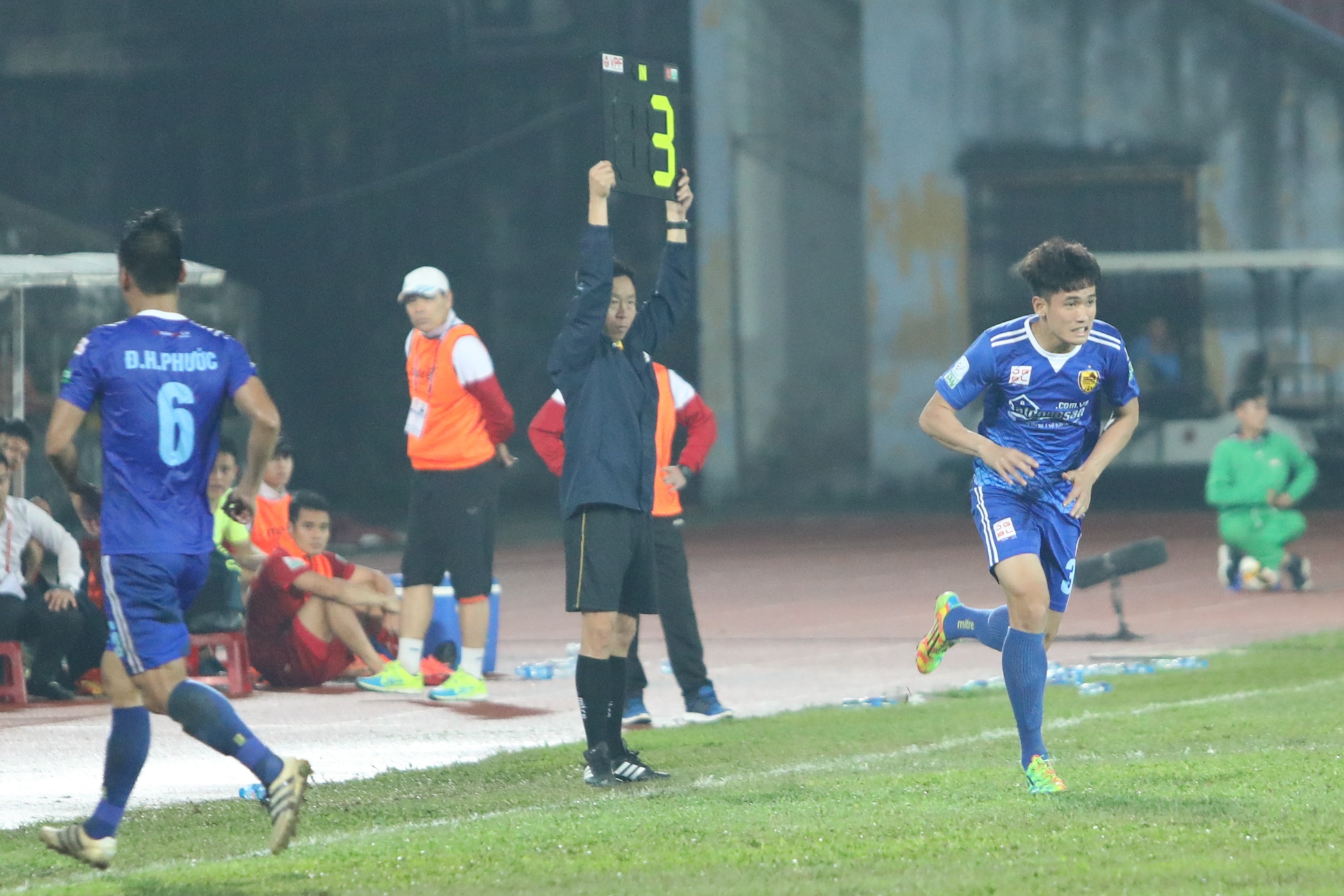 Viet Hoang bat luc,  Hai Phong thua 3 tran anh 11