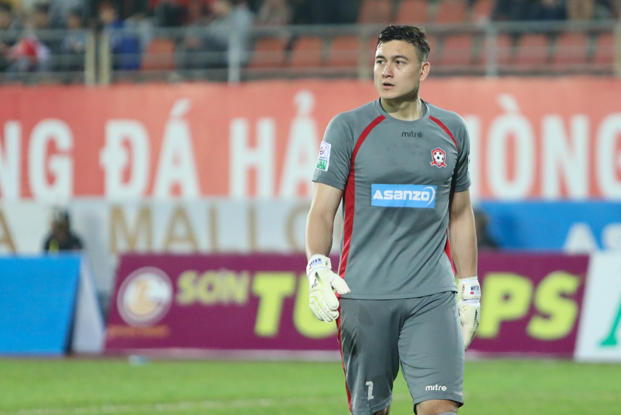 Viet Hoang bat luc,  Hai Phong thua 3 tran anh 4