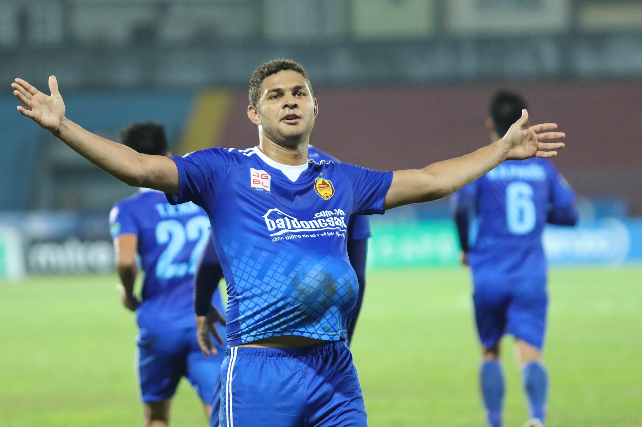 Viet Hoang bat luc,  Hai Phong thua 3 tran anh 8