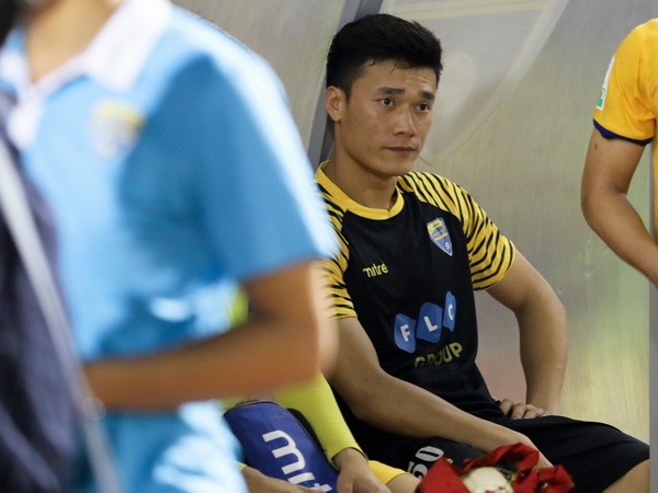 Bui Tien Dung bat luc nhin Thanh Hoa mat diem truoc Can Tho hinh anh