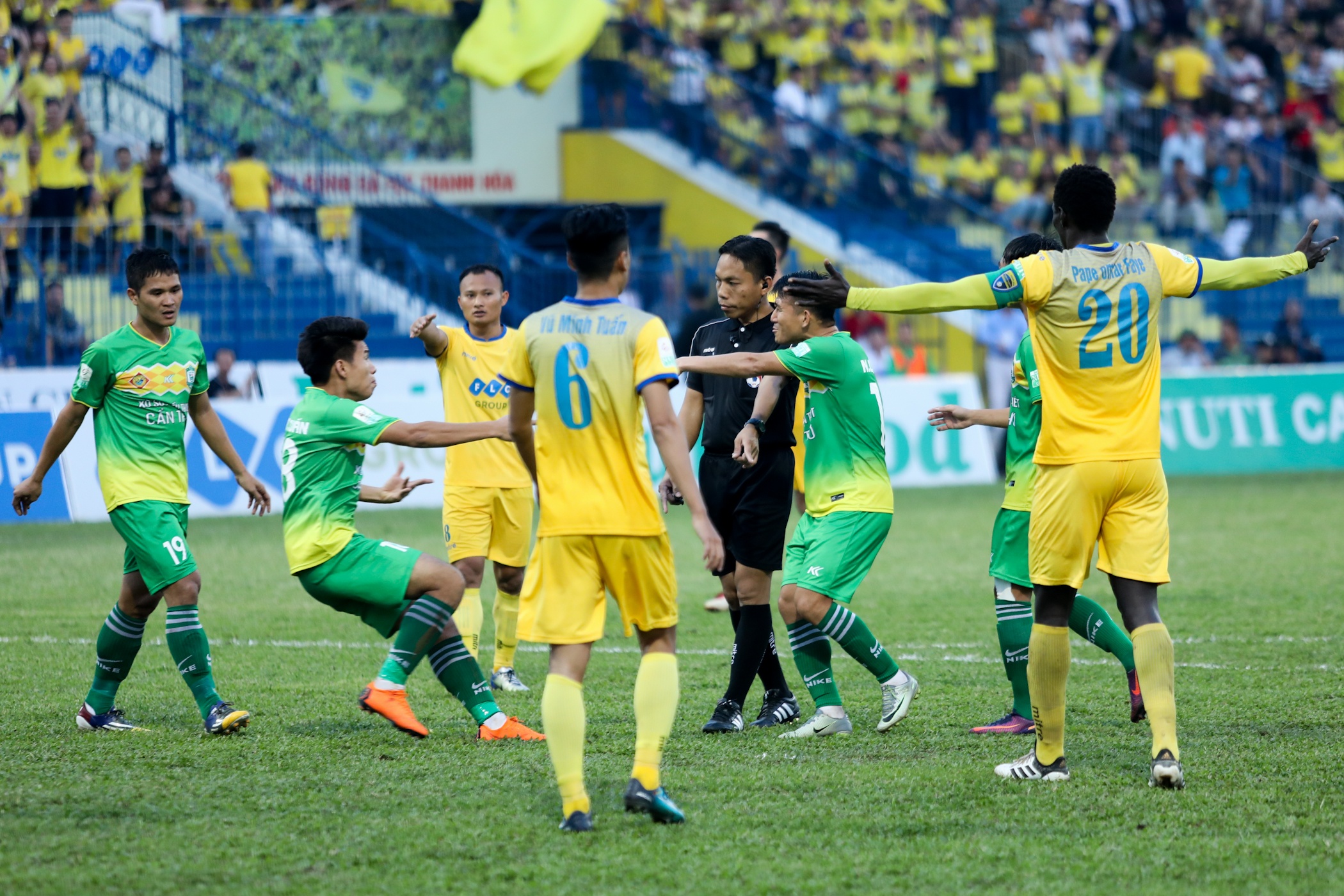 Bui Tien Dung bat luc nhin Thanh Hoa mat diem anh 5