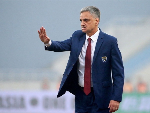 HLV Mihail hua gioi thieu Bui Tien Dung den chau Au thi dau hinh anh