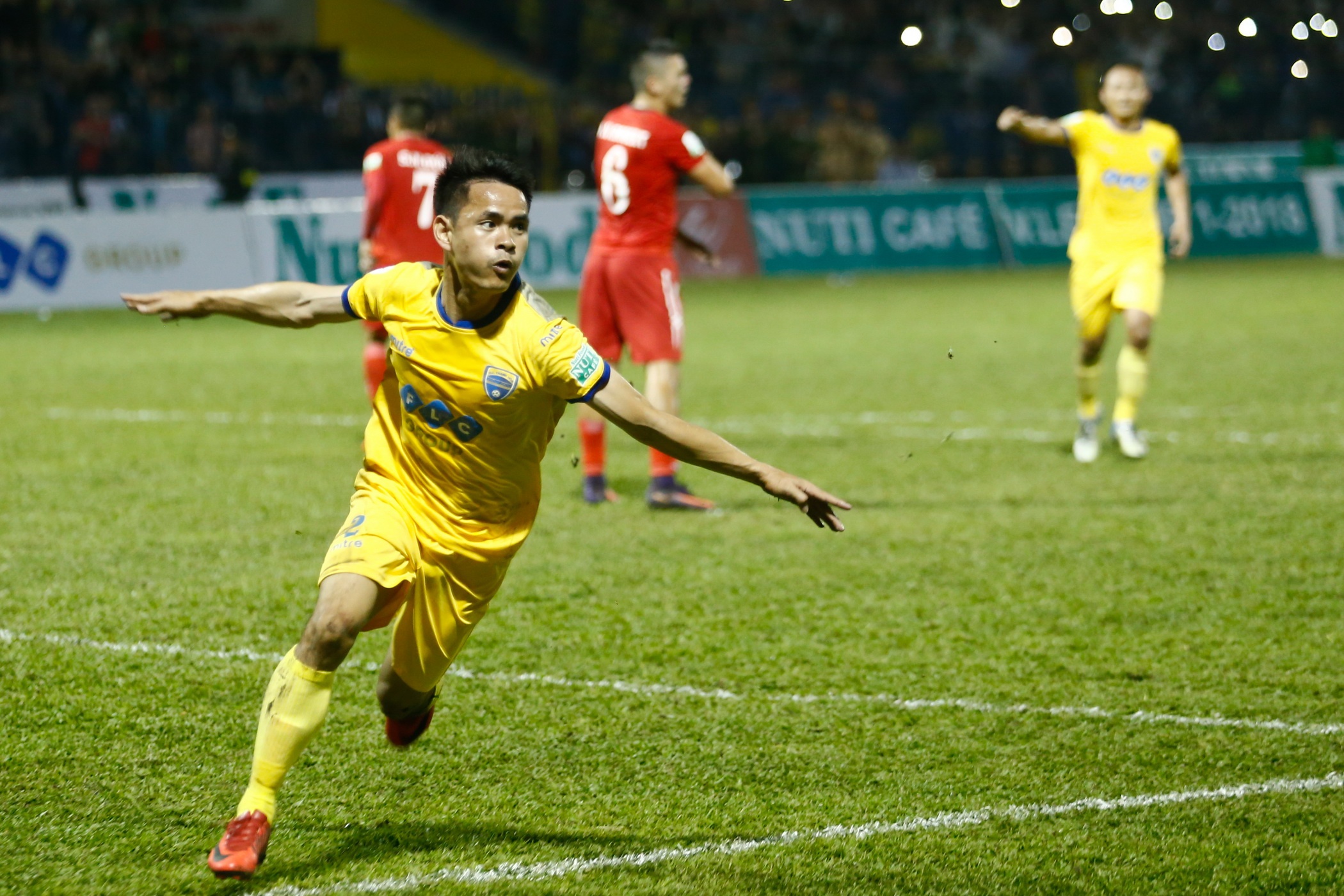 Tiến Dũng tái xuất, Thanh Hóa vào tứ kết ảnh 2 Tien Dung tai xuat, Thanh Hoa vao tu ket anh 2