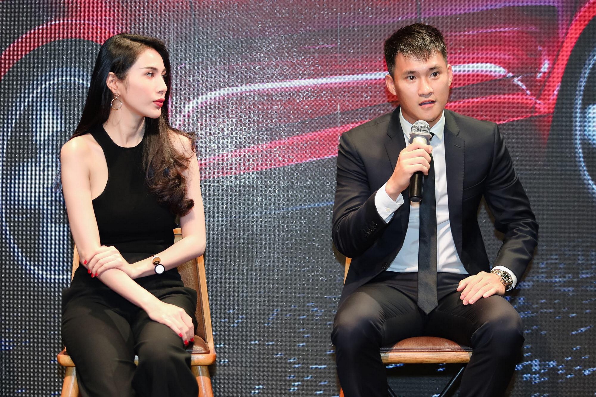 Thuy Tien len tieng ve viec Cong Vinh tu chuc o CLB TP.HCM hinh anh