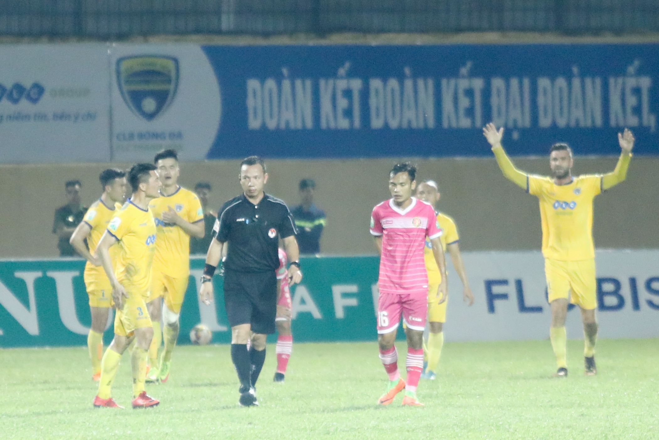 Canh sat co dong ho tong trong tai roi san Thanh H anh 2