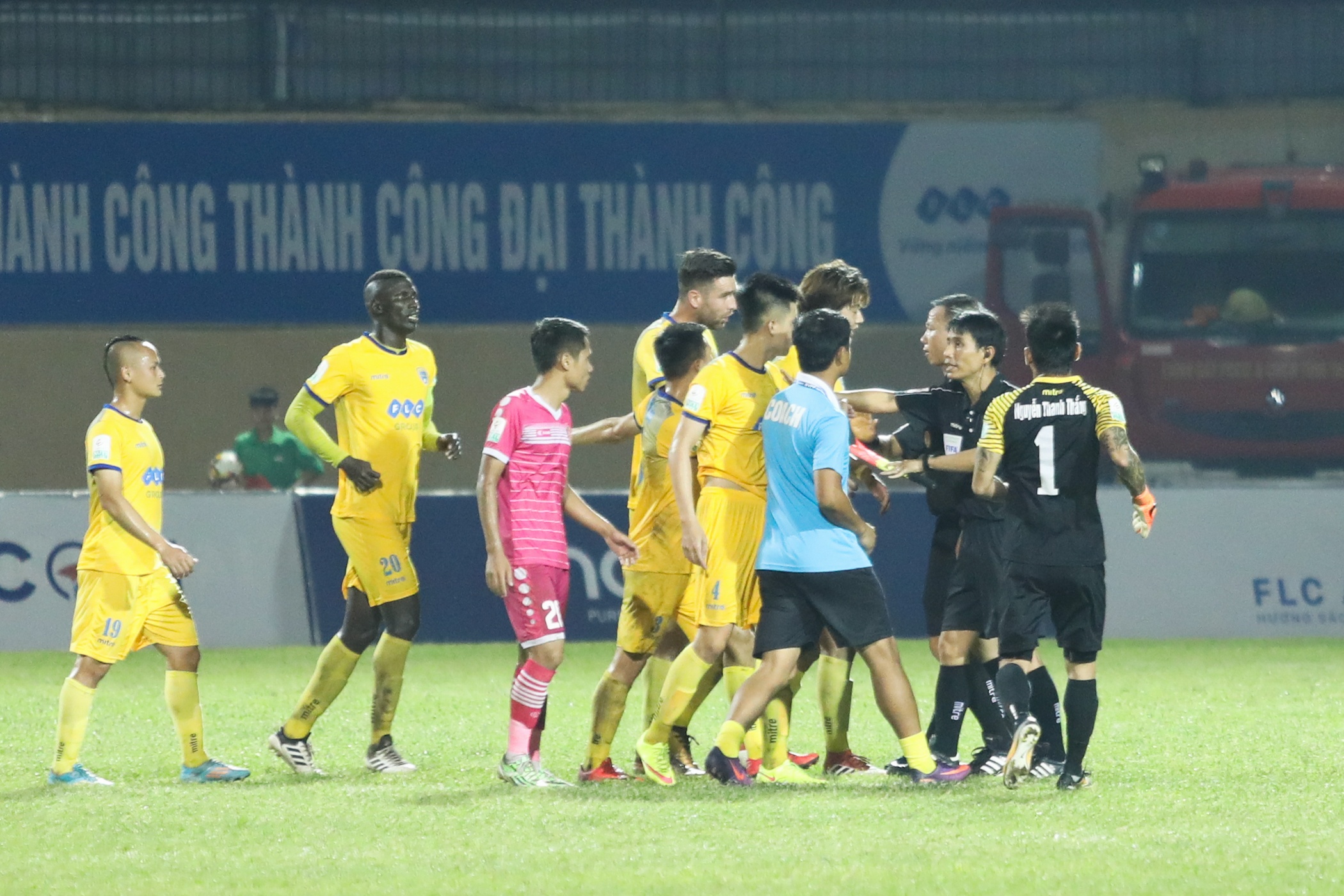 Canh sat co dong ho tong trong tai roi san Thanh H anh 3