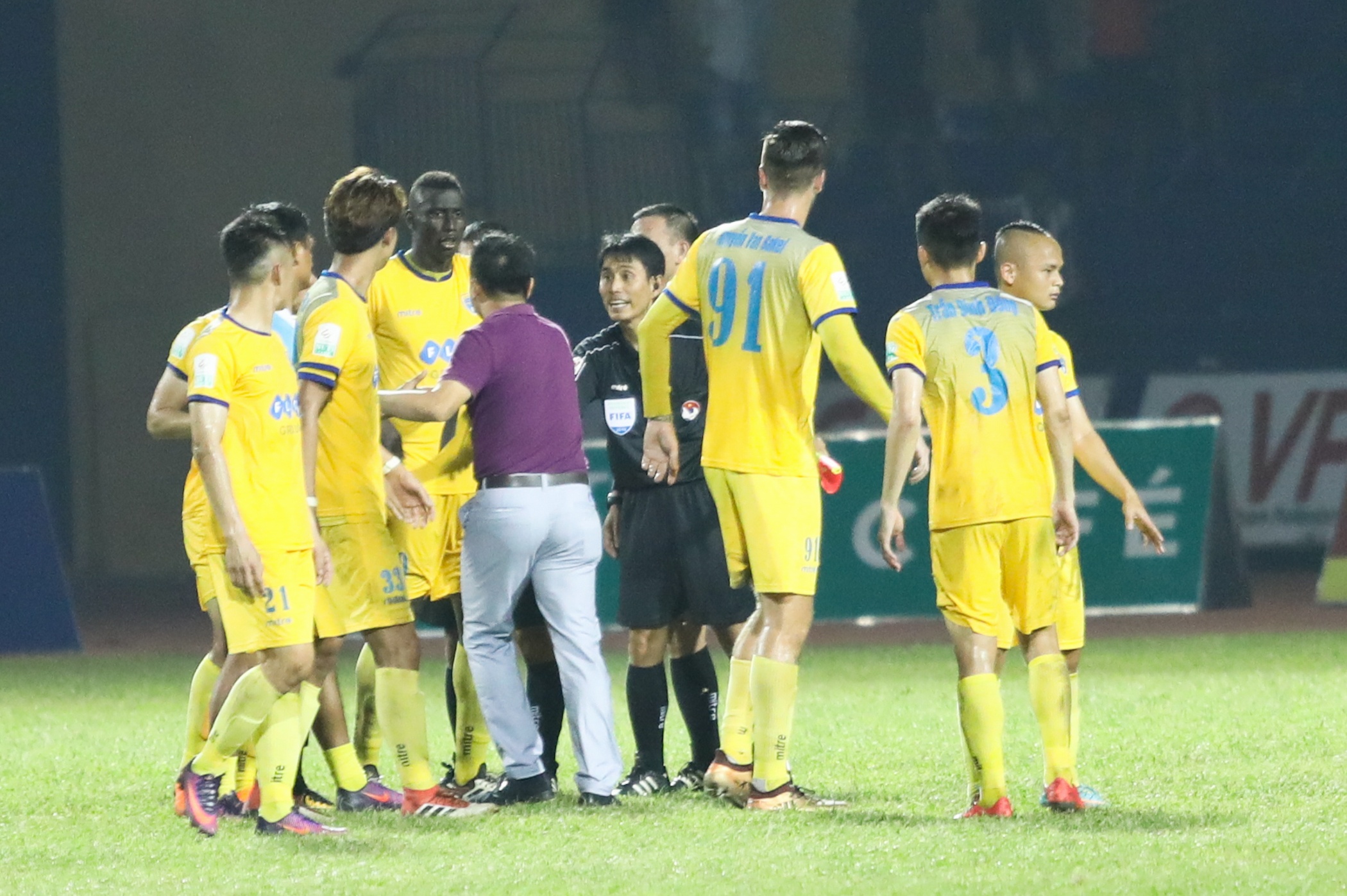 Canh sat co dong ho tong trong tai roi san Thanh H anh 4