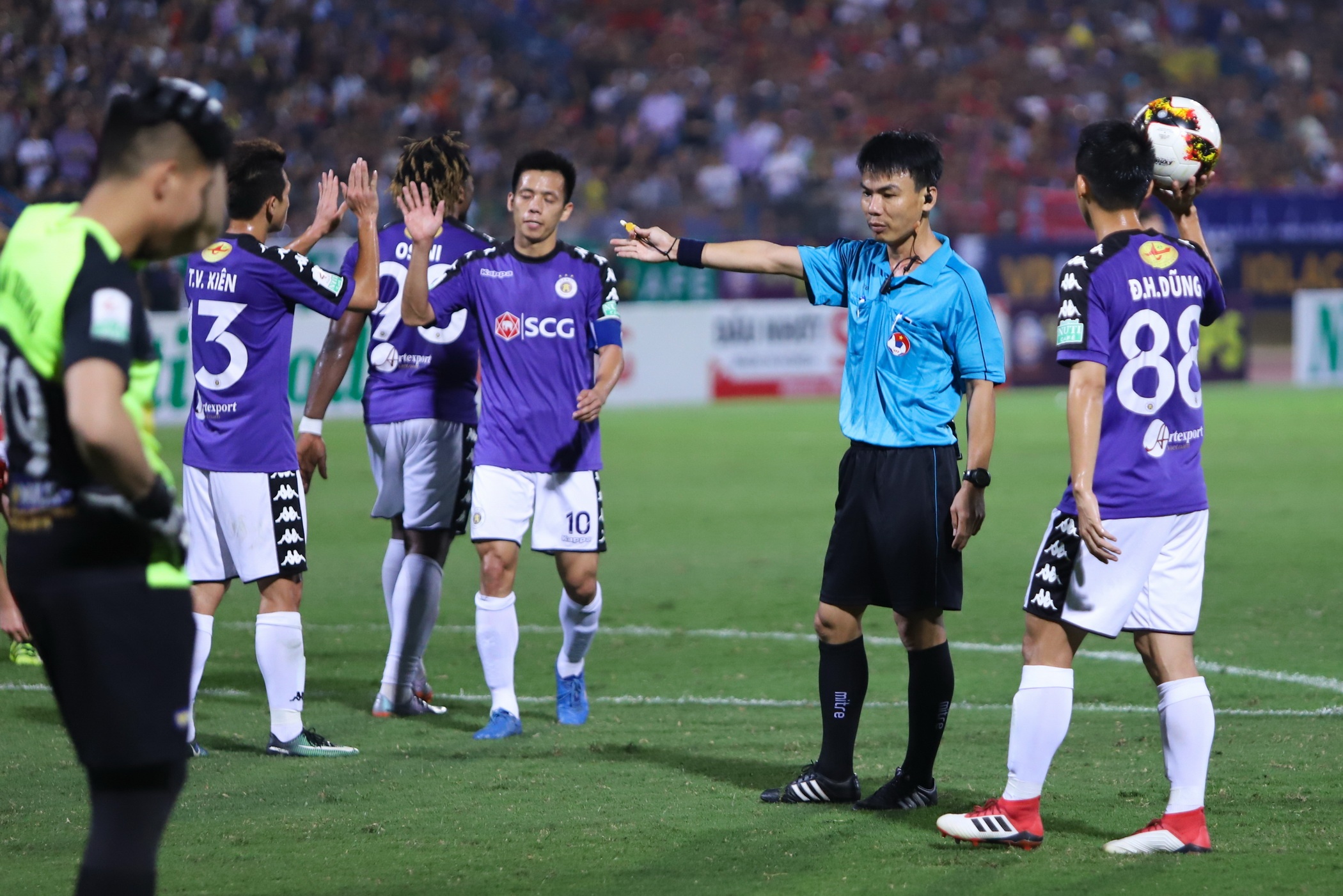 Điều gì phía sau sai lầm của trọng tài Việt Nam? ảnh 3 Dieu gi phia sau sai lam cua trong tai Viet Nam? anh 3