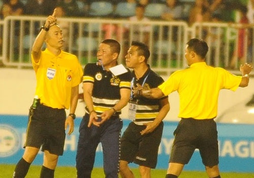 HLV doi Ha Noi lao vao san doi ‘xu ly’ trong tai hinh anh