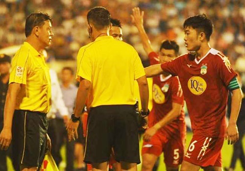 CLB Ha Noi: 'Trong tai bat nhu vay, thi hop bao lam gi' hinh anh