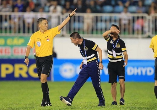 Trong tai Lan khong sai nghiem trong, CLB Ha Noi co gi ma am i? hinh anh