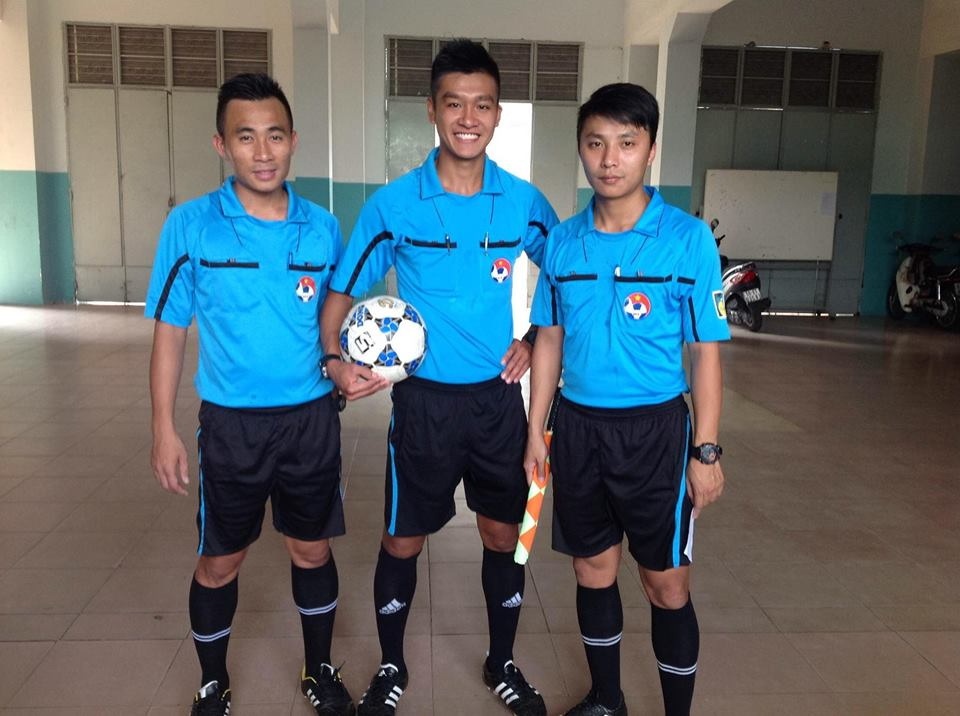 Trọng tài Hạng Nhất gây sự với HLV Chu Đình Nghiêm ảnh 1 Trong tai Hang Nhat gay su voi HLV Chu Dinh Nghiem anh 1