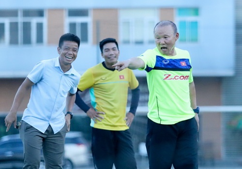 HLV Park Hang-seo dang yeu ben ban be o san tap VFF hinh anh