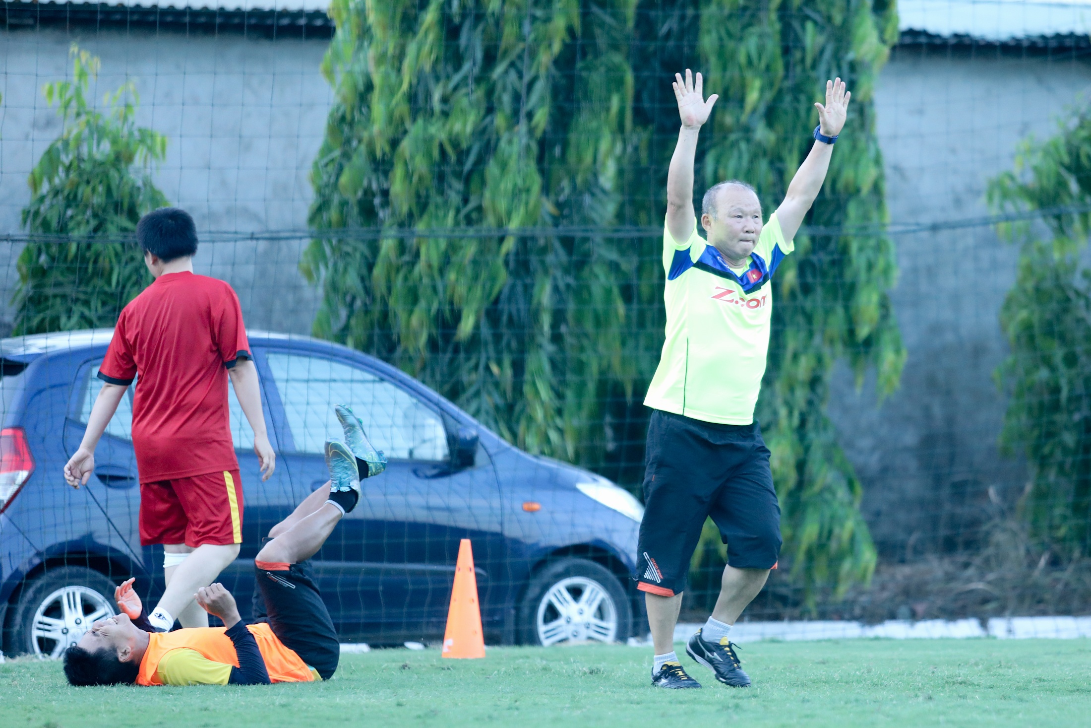 HLV Park Hang-seo lay loi,  dang yeu ben ban be anh 8