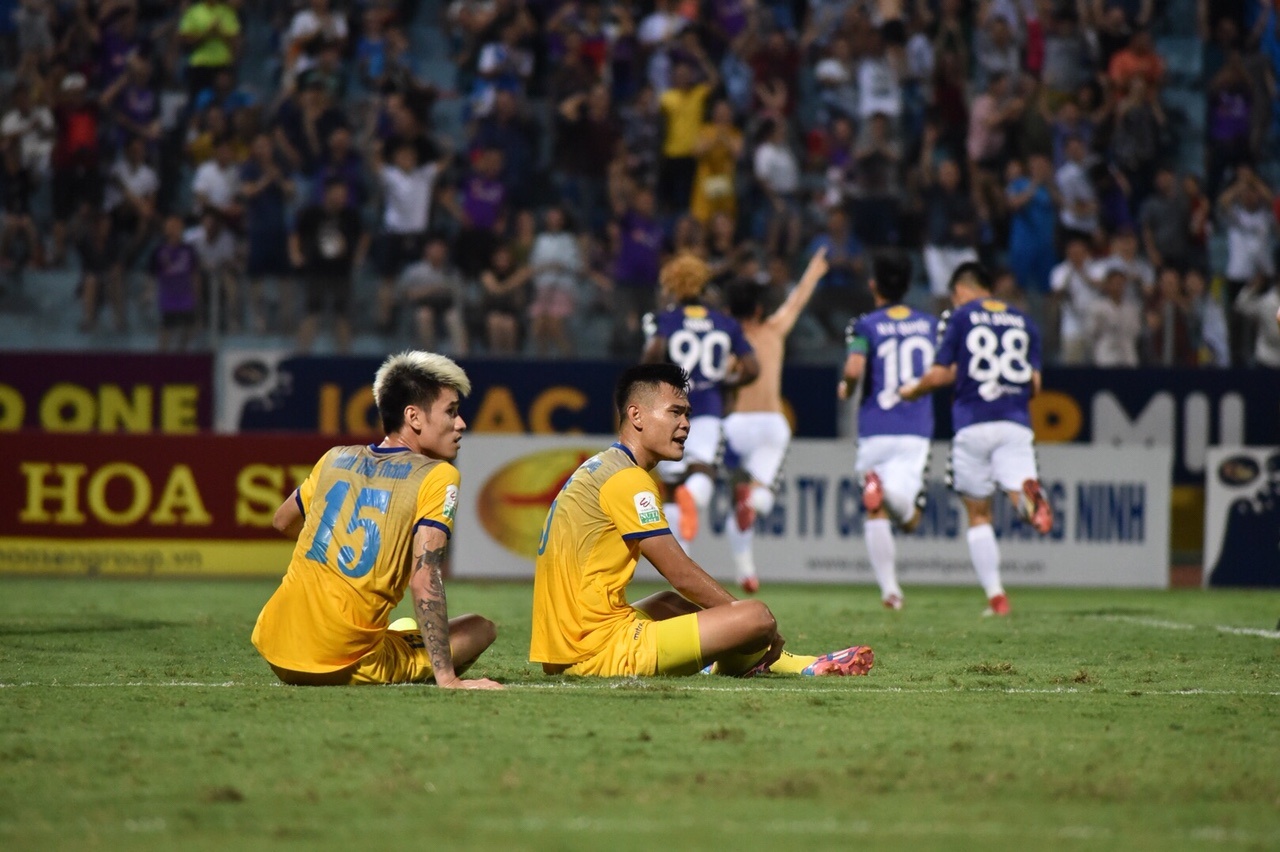 Tran HAGL vs SLNA anh 1