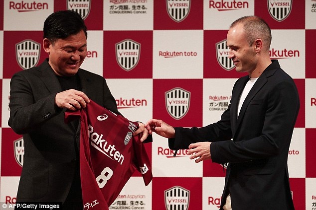 Iniesta ra mắt đội bóng Nhật Bản ảnh 3 Iniesta ra mat doi bong Nhat Ban anh 3