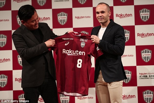 Iniesta ra mắt đội bóng Nhật Bản ảnh 5 Iniesta ra mat doi bong Nhat Ban anh 5