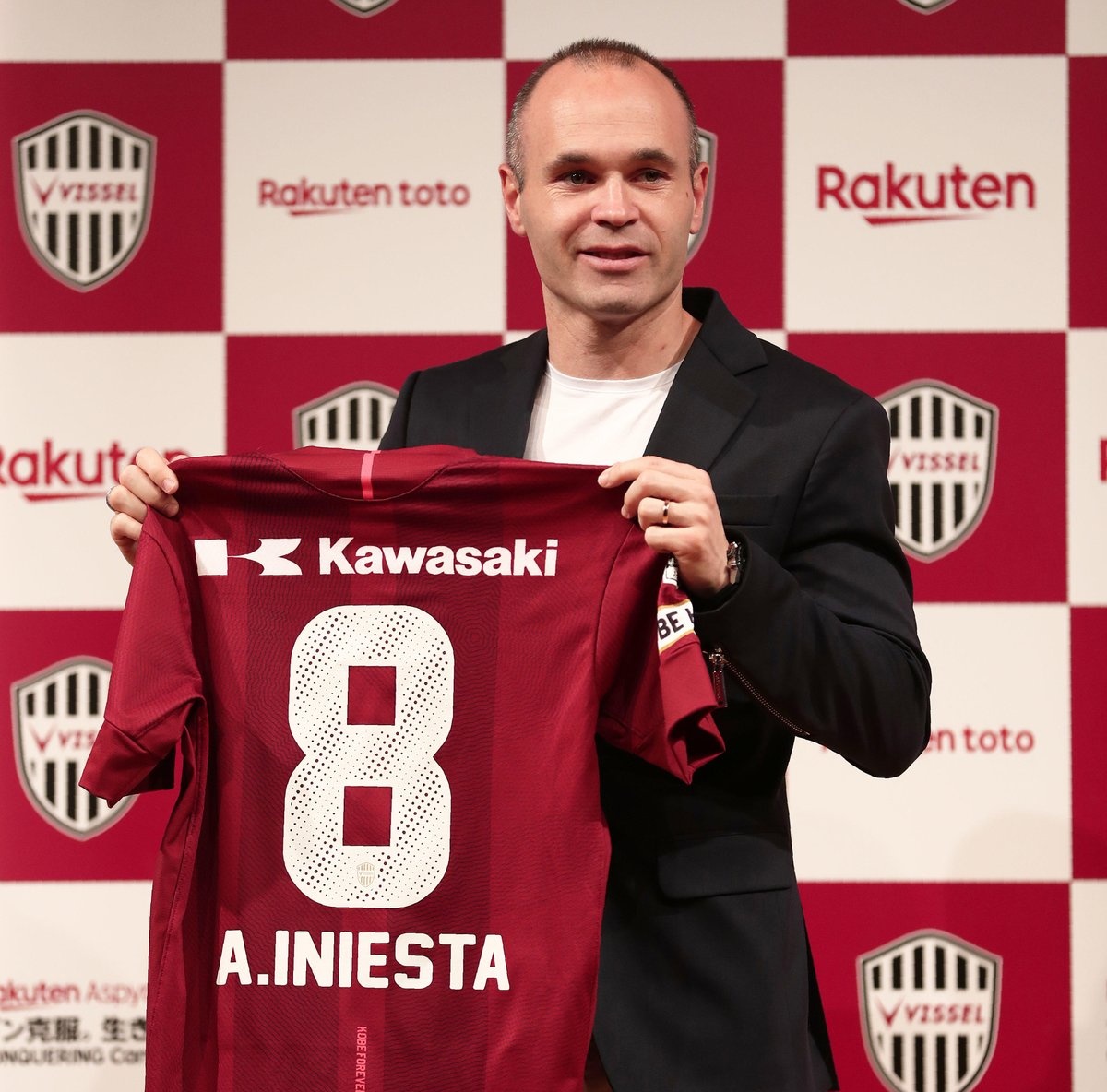 Iniesta ra mắt đội bóng Nhật Bản ảnh 6 Iniesta ra mat doi bong Nhat Ban anh 6