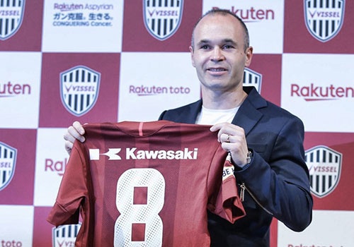 Iniesta rang ro trong buoi ra mat doi bong Nhat Ban hinh anh