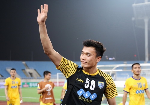 Bui Tien Dung di su kien 2 tieng sau dai chien voi CLB Ha Noi hinh anh