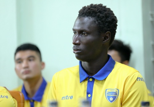 Doi truong Thanh Hoa bi cam 3 tran vi cui cho cau thu Nam Dinh hinh anh