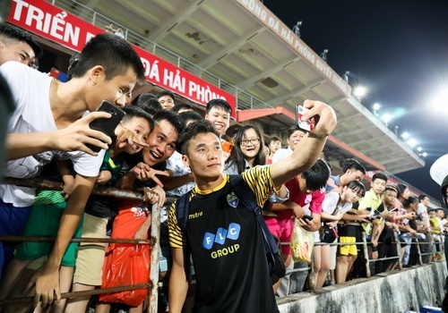 Ngoi du bi, Bui Tien Dung van khien ca khan dai Lach Tray nao loan hinh anh