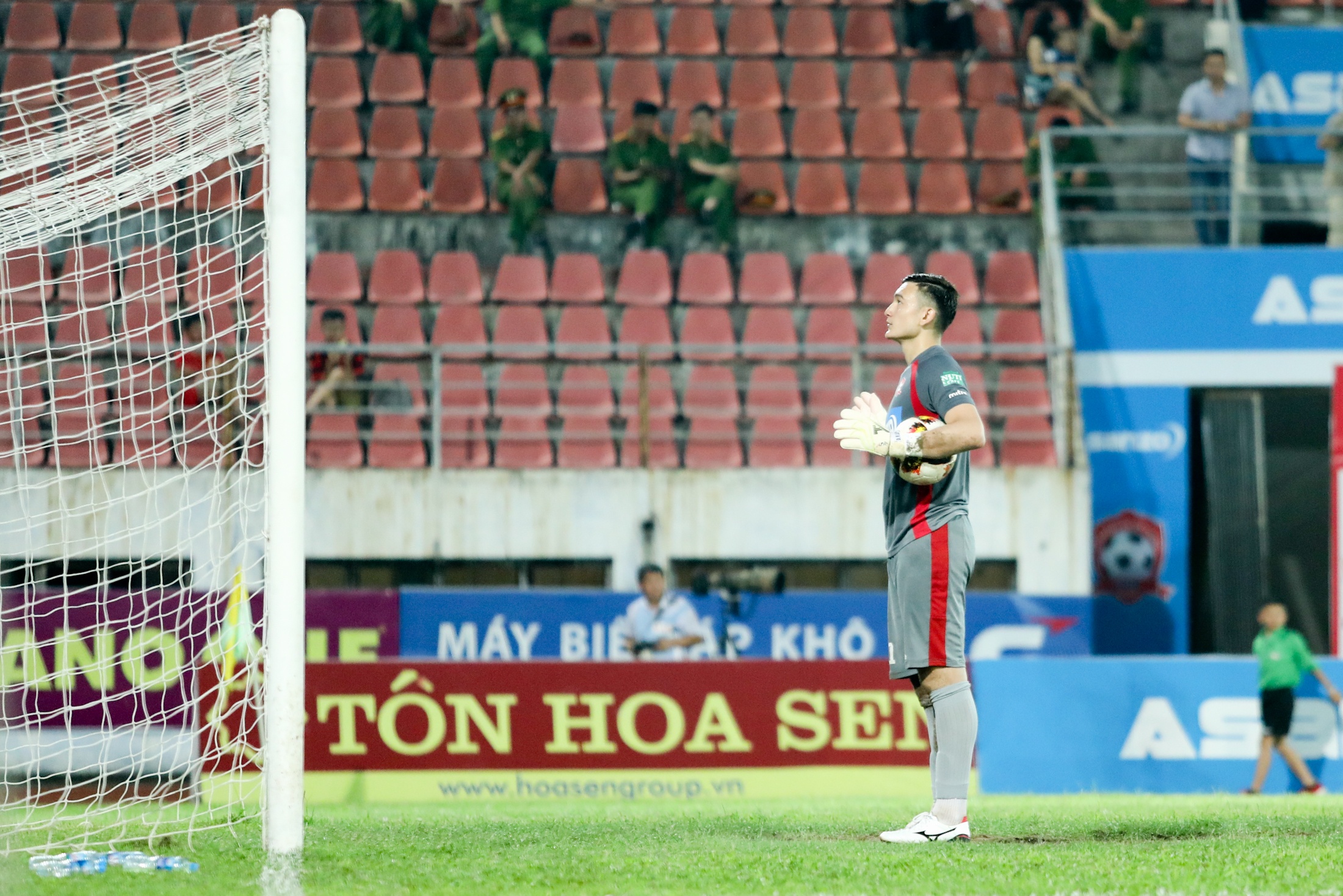 Bùi Tiến Dũng nổi bật dù ngồi dự bị ảnh 10 Bui Tien Dung noi bat du ngoi du bi anh 10