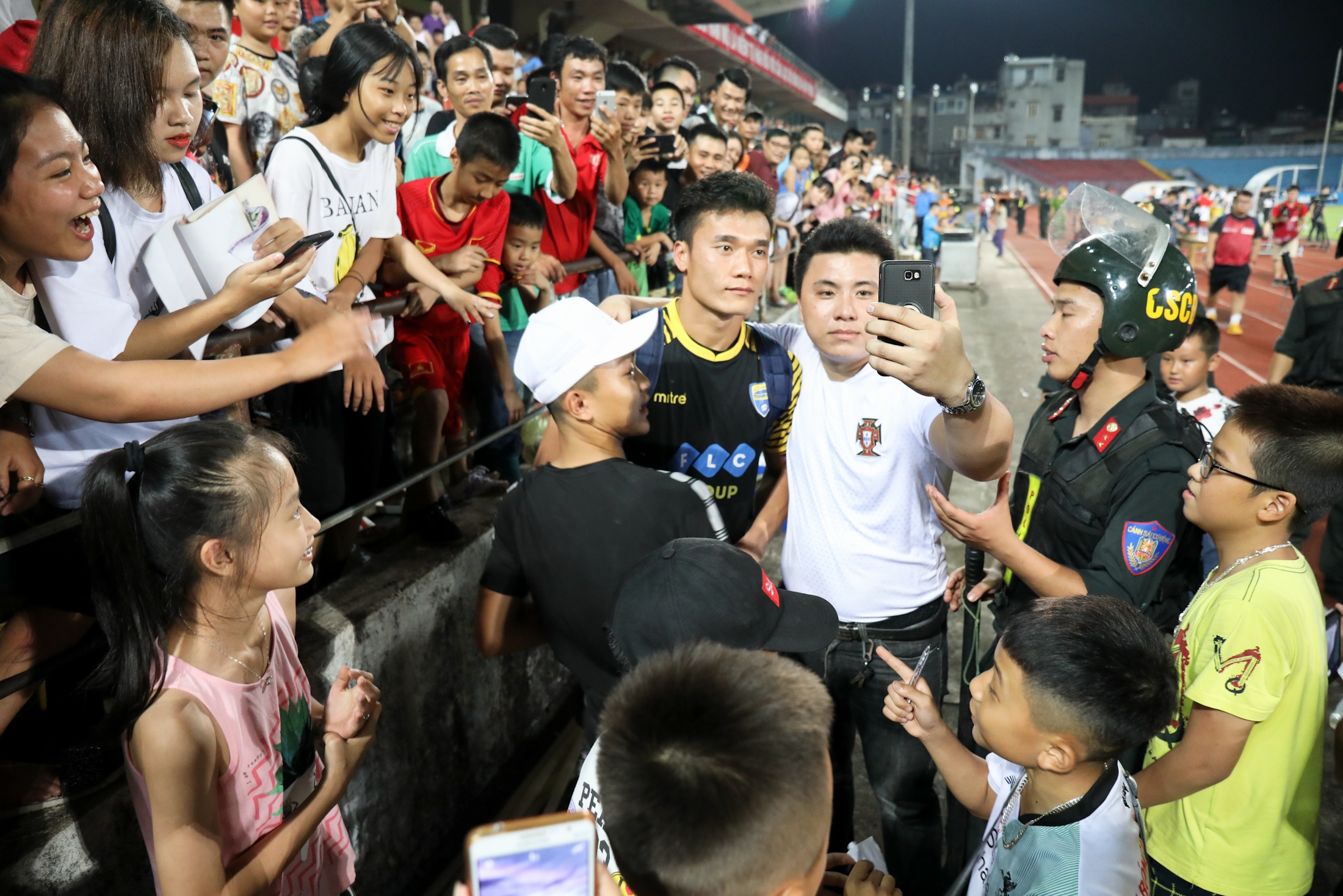 Bùi Tiến Dũng nổi bật dù ngồi dự bị ảnh 1 Bui Tien Dung noi bat du ngoi du bi anh 1