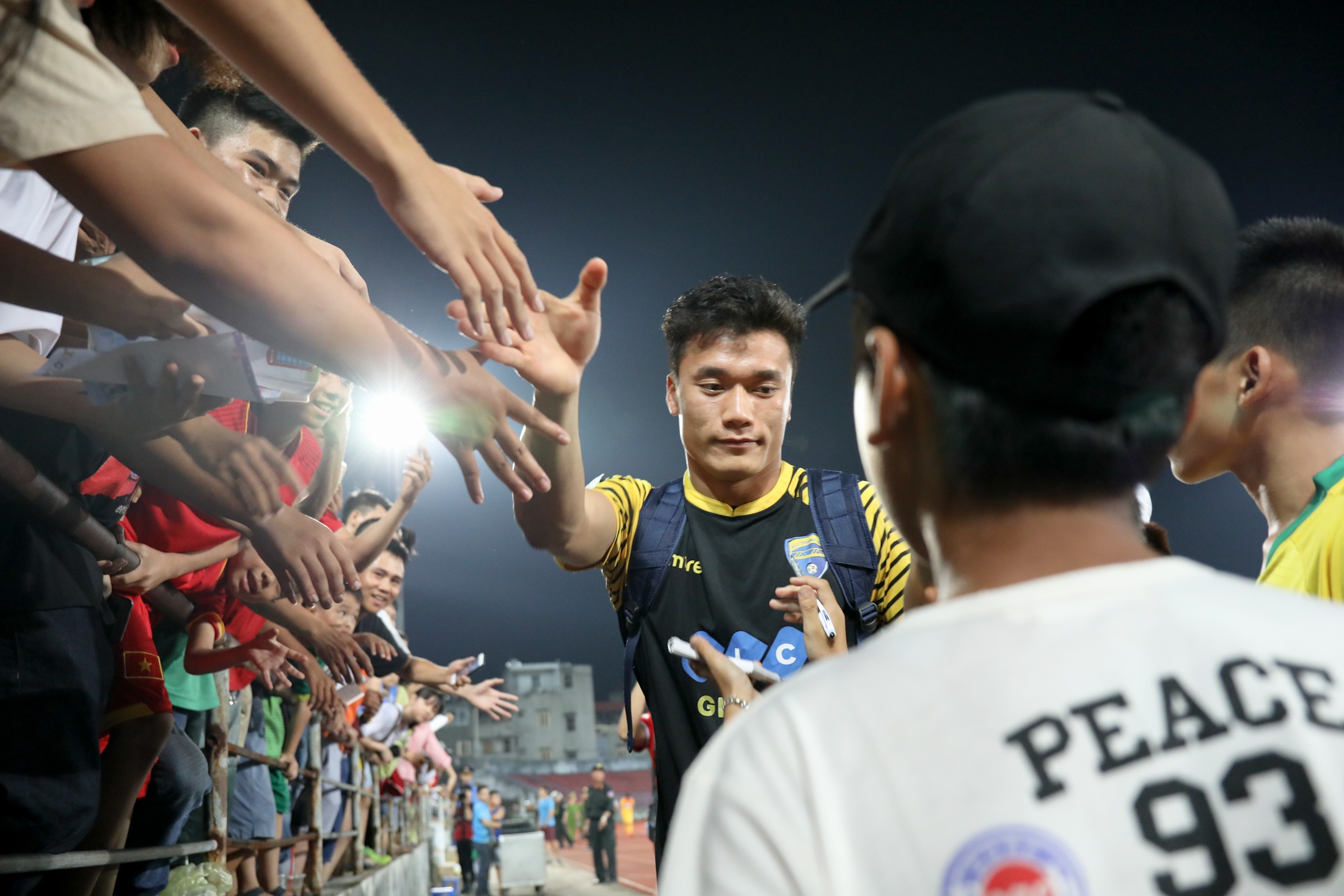 Bùi Tiến Dũng nổi bật dù ngồi dự bị ảnh 2 Bui Tien Dung noi bat du ngoi du bi anh 2