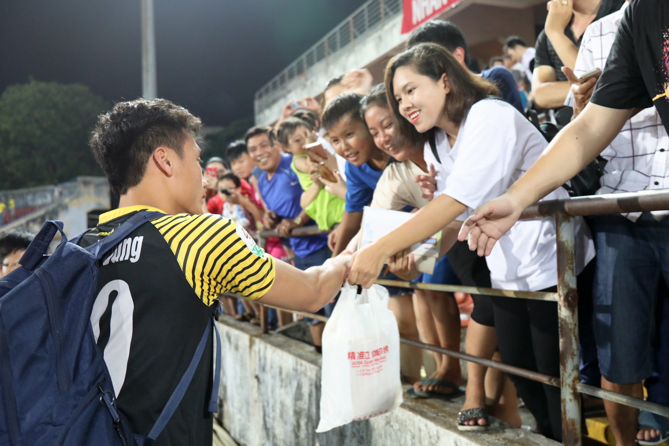 Bùi Tiến Dũng nổi bật dù ngồi dự bị ảnh 3 Bui Tien Dung noi bat du ngoi du bi anh 3