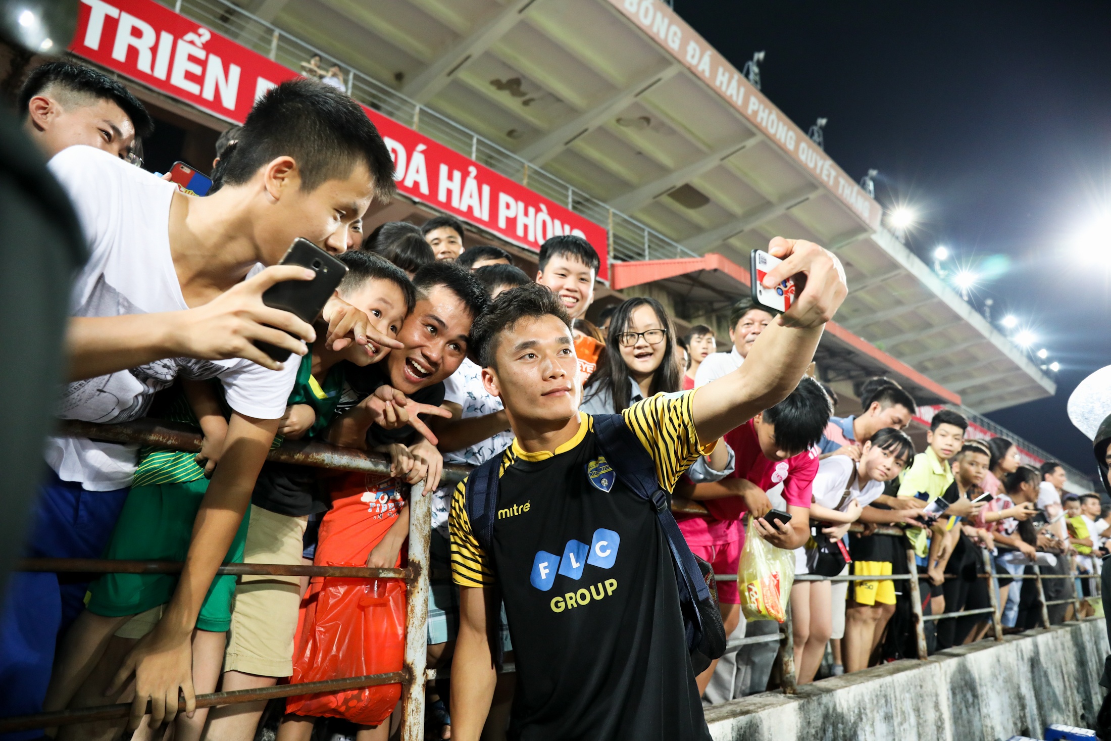 Bùi Tiến Dũng nổi bật dù ngồi dự bị ảnh 4 Bui Tien Dung noi bat du ngoi du bi anh 4