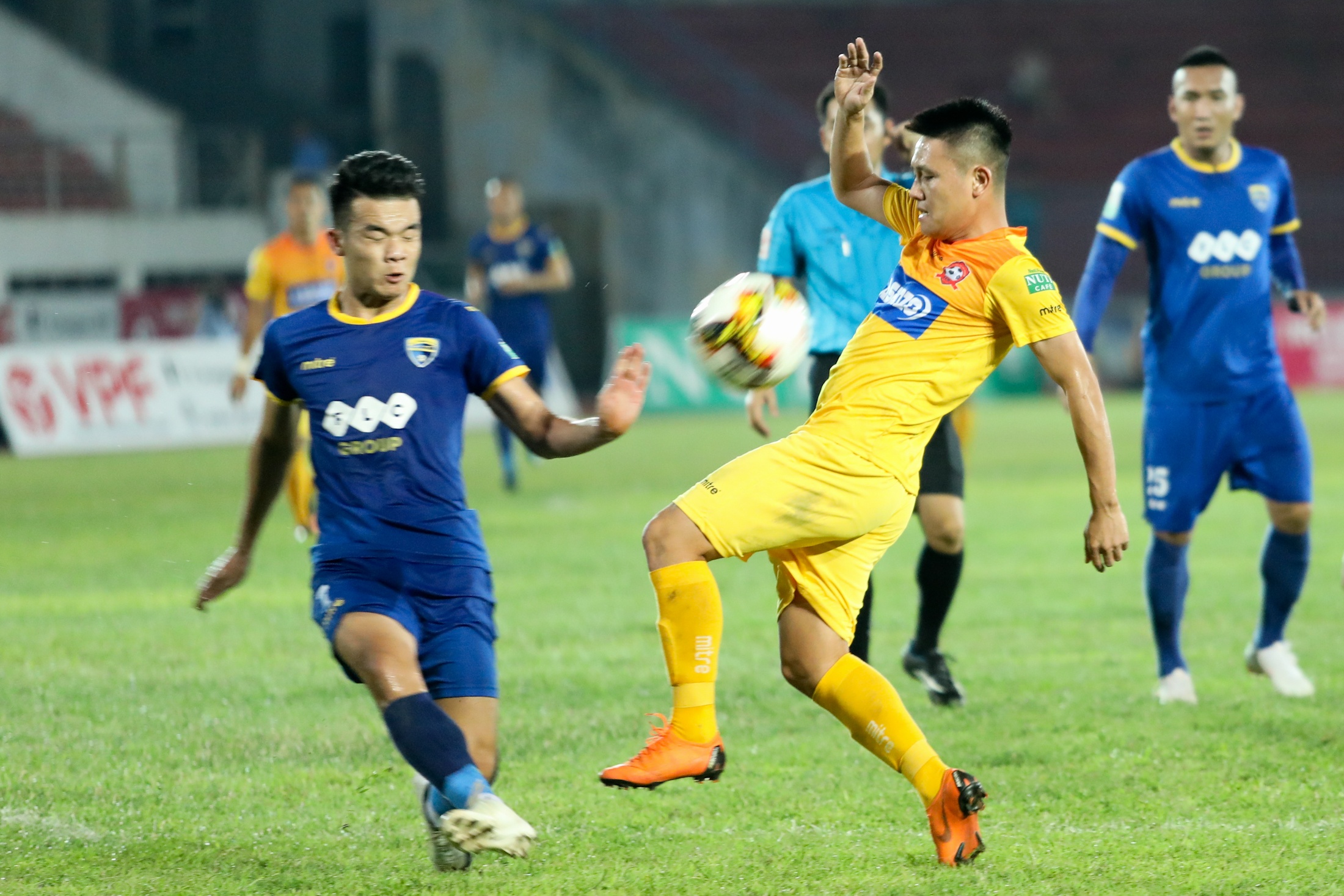 Bùi Tiến Dũng nổi bật dù ngồi dự bị ảnh 6 Bui Tien Dung noi bat du ngoi du bi anh 6