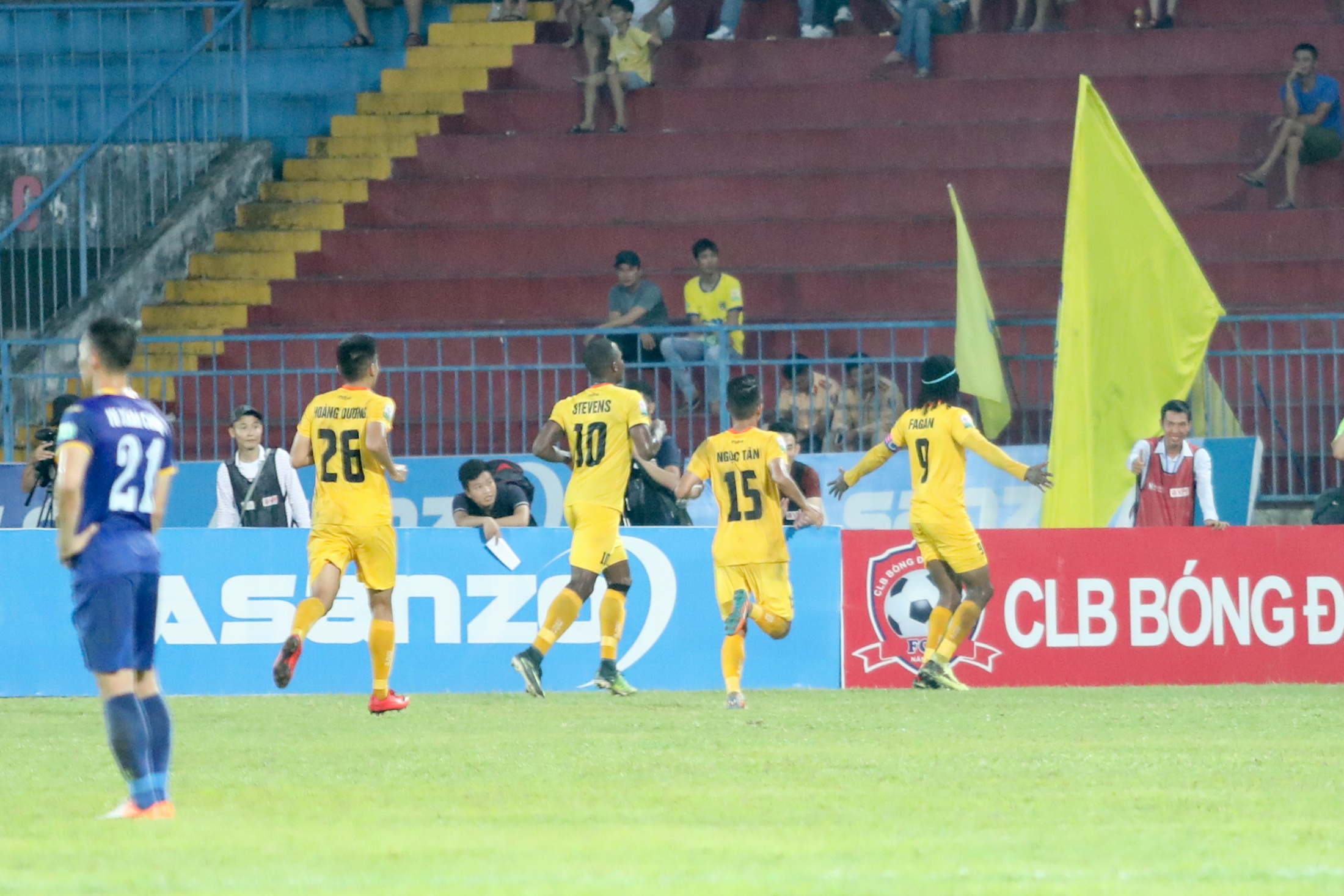 Bùi Tiến Dũng nổi bật dù ngồi dự bị ảnh 7 Bui Tien Dung noi bat du ngoi du bi anh 7