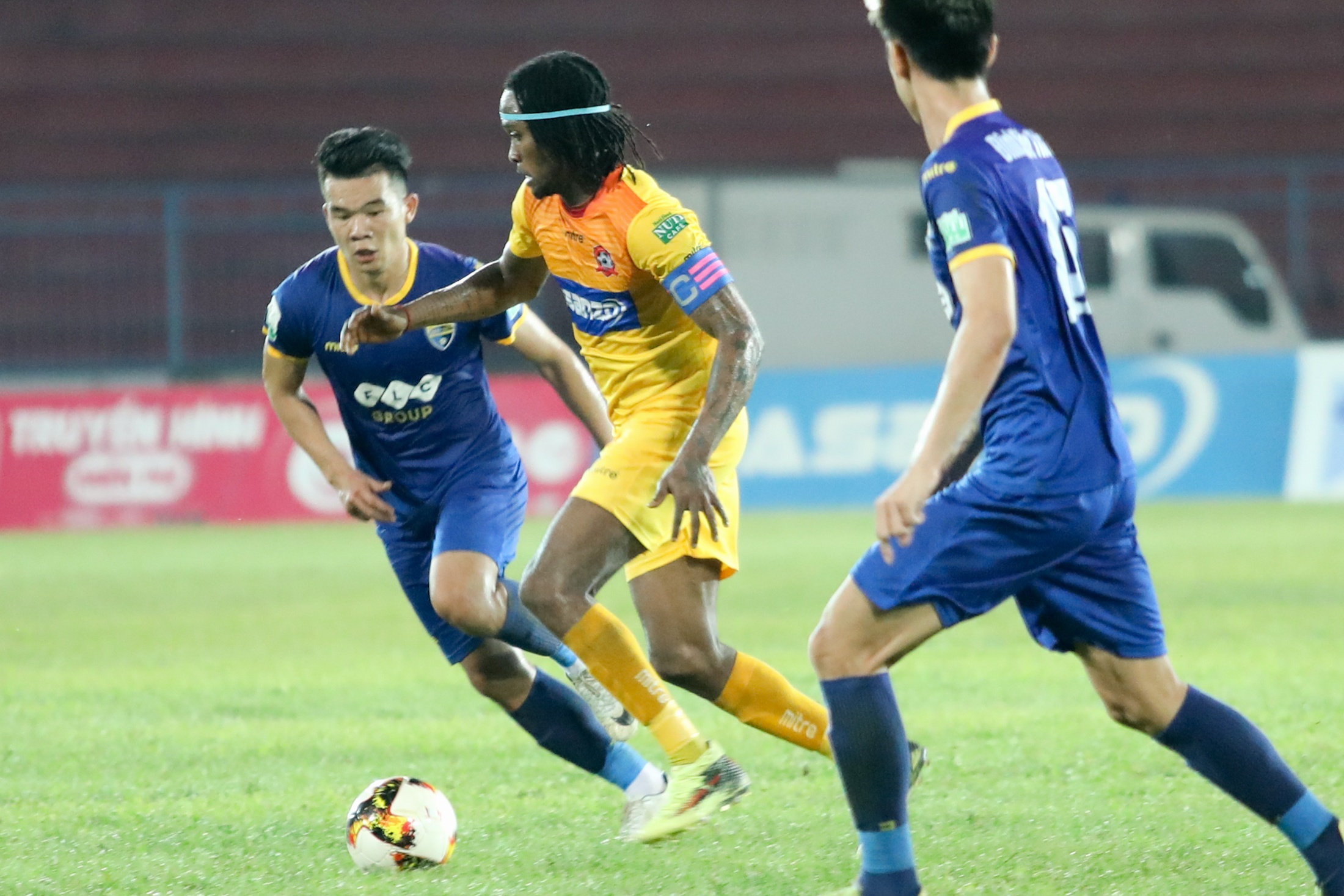 Bùi Tiến Dũng nổi bật dù ngồi dự bị ảnh 8 Bui Tien Dung noi bat du ngoi du bi anh 8