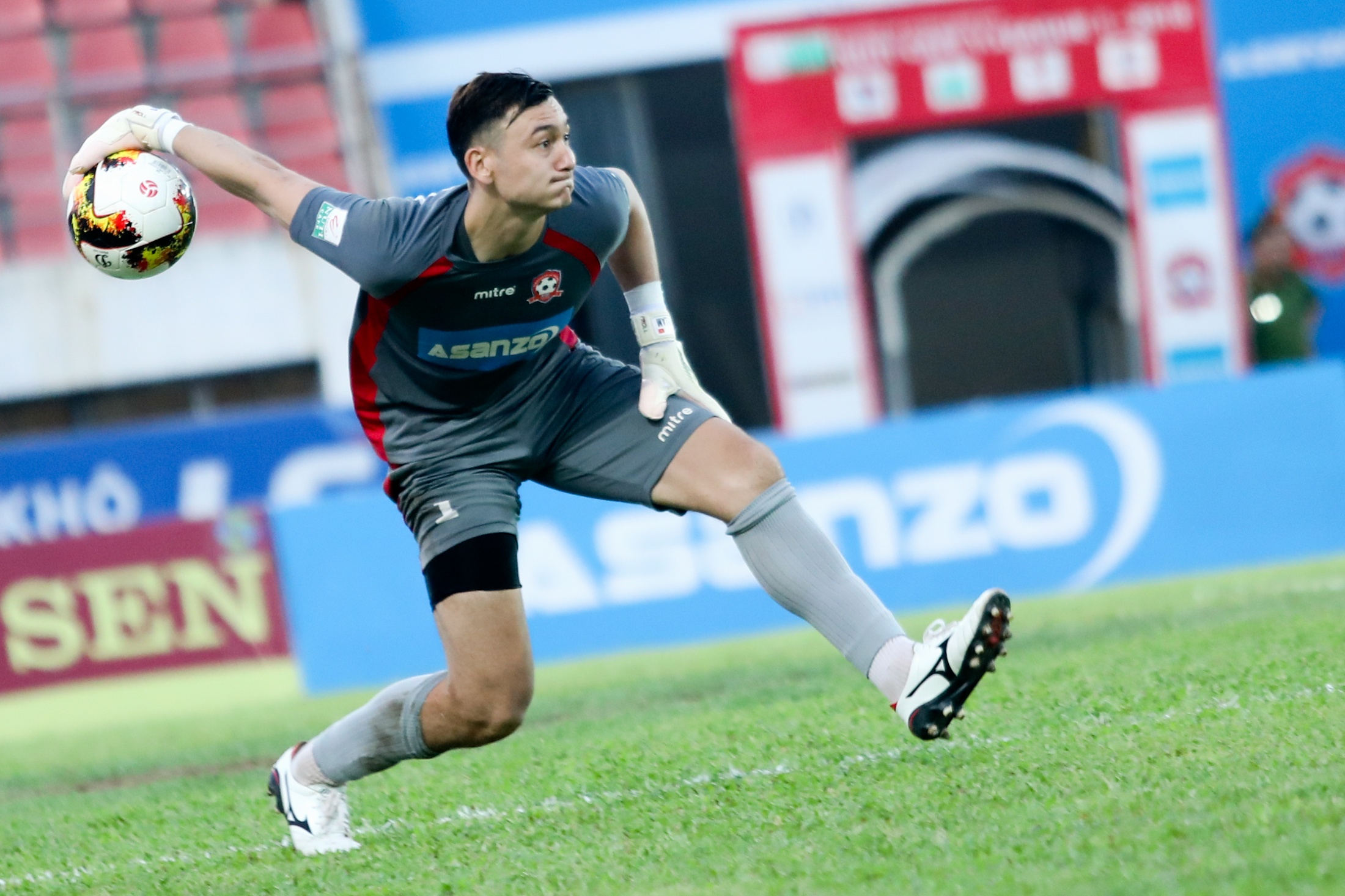 Bùi Tiến Dũng nổi bật dù ngồi dự bị ảnh 9 Bui Tien Dung noi bat du ngoi du bi anh 9