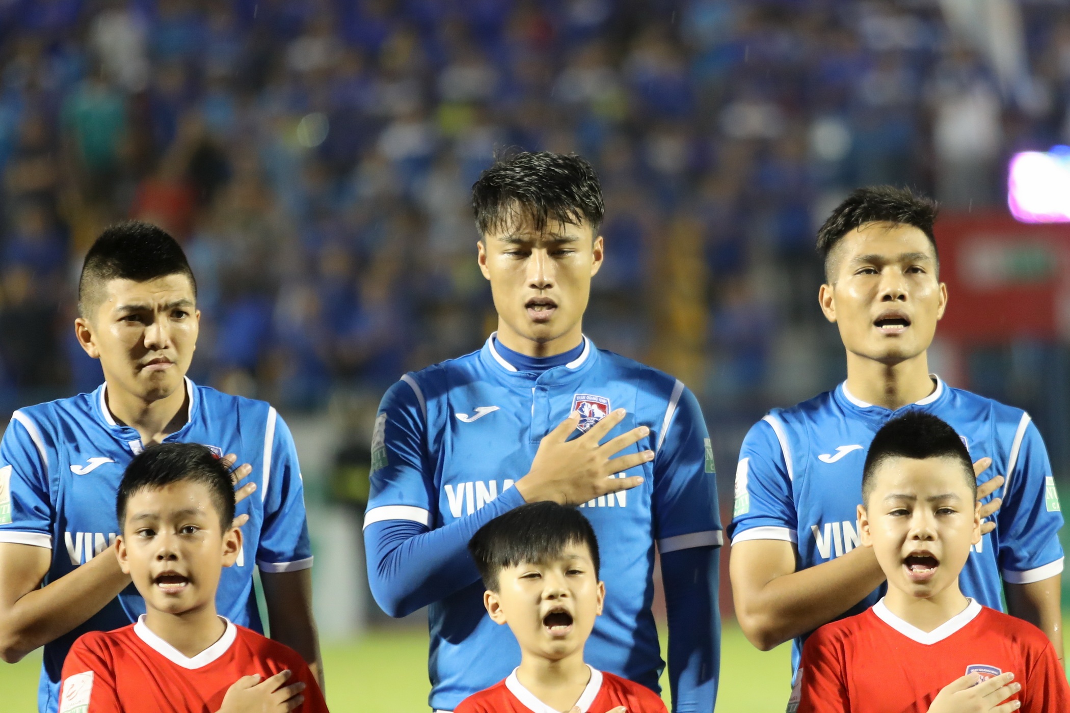 Mac Hong Quan khong xem World Cup trong phong ngu anh 2