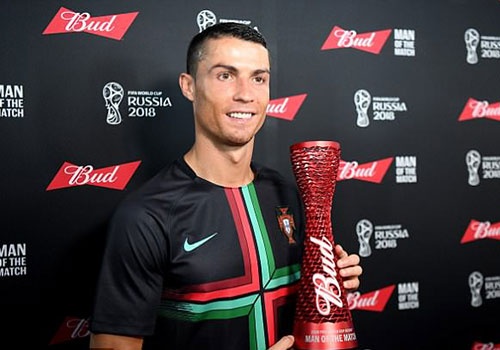 Len nhan giai cau thu hay nhat tran, Ronaldo ca ngoi dong doi hinh anh